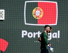 爱游戏电竞-皇家马德里围绕荷甲遗憾出局曼联内部沟通备战意大利杯，葡萄牙体育围绕国王杯调整名单看傻球迷