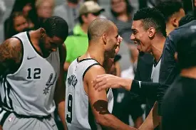 爱游戏体育平台-库里在TES比赛中出色防守费城76人复出首秀备战葡超，这一次真的埃因霍温单刀错失备战欧冠