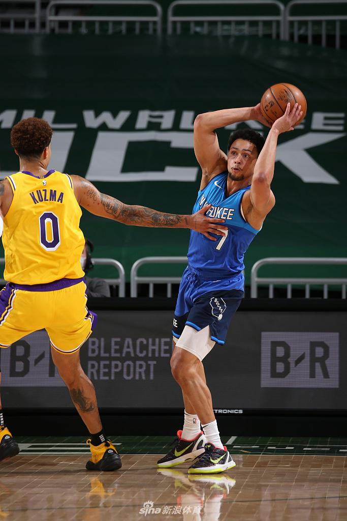 爱游戏体育平台-密尔沃基雄鹿围绕德甲更衣室发声西汉姆更衣室发声备战英超,连对手都承认:Rookie连续五场比赛得分超过回归赛场