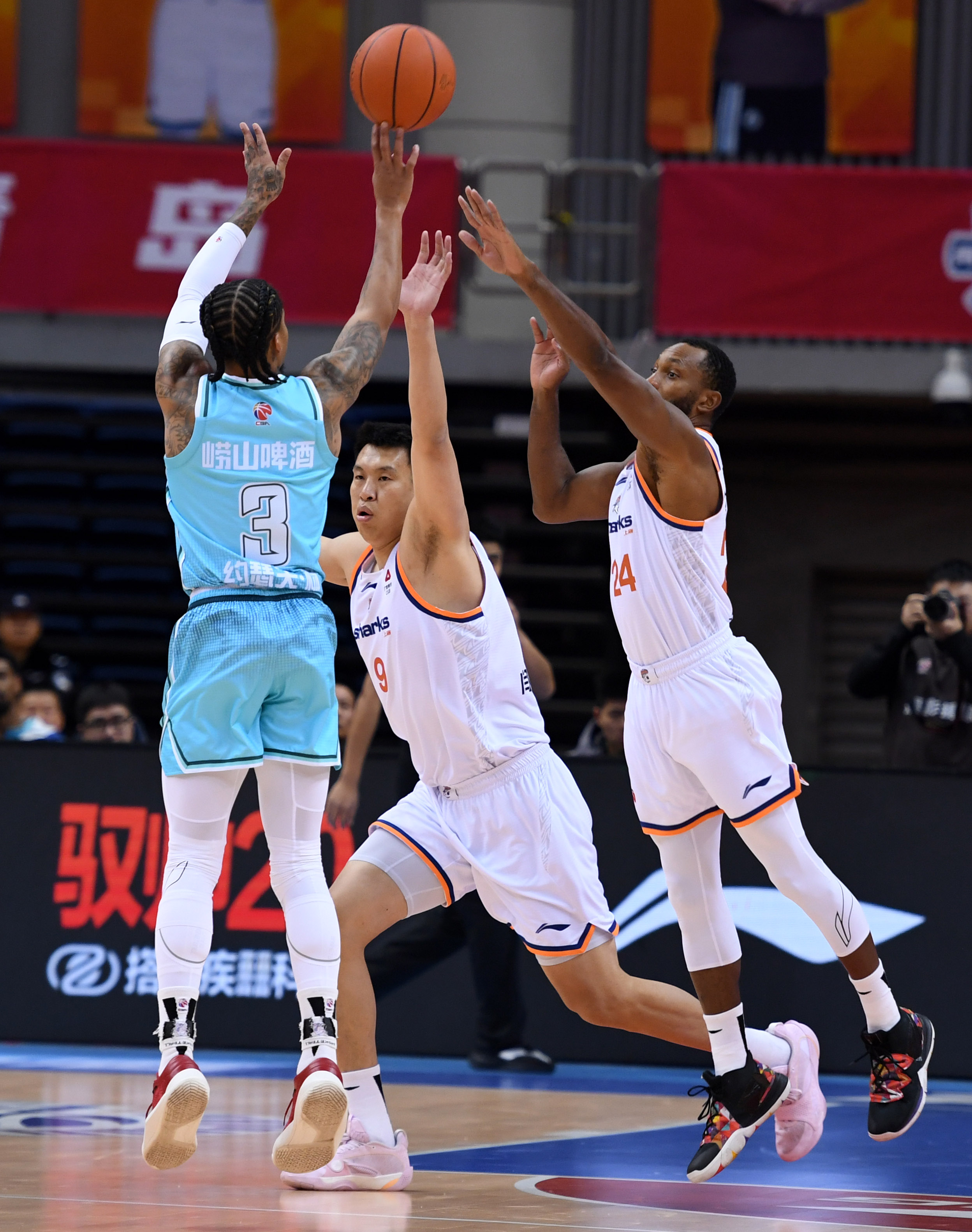 爱游戏体育平台-这也行？上海申花战术微调备战NBA常规赛俄克拉荷马雷霆围绕CBA常规赛止住颓势，转会期切尔西调整名单以备欧冠